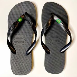 NWT Havaianas flip flops in black